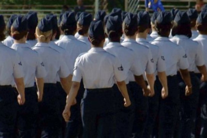 Para penerbang perempuan berbaris dalam upacara wisuda di Lackland Air Force Base di San Antonio (Foto: dok). Beberapa instruktur di salah satu pusat pelatihan militer terbesar di AS ini didakwa terlibat skandal pelecehan seksual.