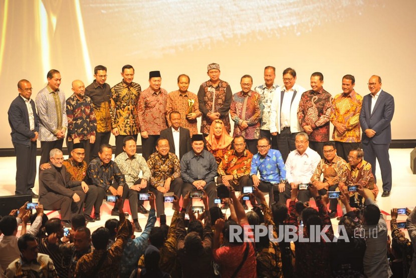 Para penerima anugerah Tokoh Perubahan Republika 2018 bersama tamu undangan berfoto bersama saat acara malam Anugerah Tokoh Perubahan 2018 di Jakarta, Rabu (24/4) malam.