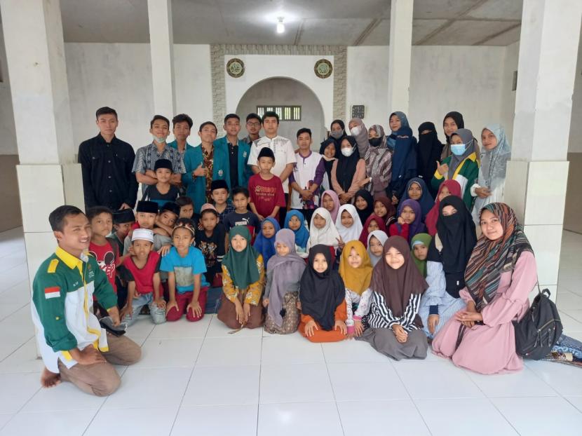 Para penerima Beasiswa Cendekia Baznas  (BCB)  UIN Mataram melaksanakan  BCB UIN Mengajar di Bukit Tember, Lombok Barat.
