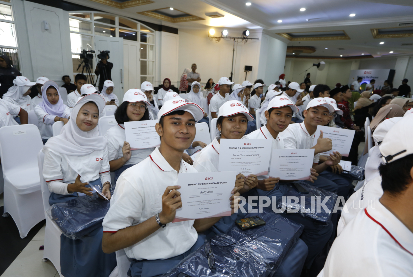 Para penerima beasiswa program SCG Sharing the Dream.