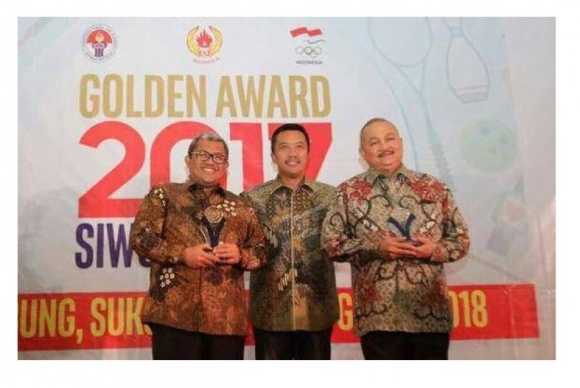 Para penerima Golden Award 2017 Gubernur Jawa Barat Ahmad Heryawan (kiri), Menpora Imam Nahrawi (tengah) dan Gubernur Sumatra Selatan Alex Noerdin.