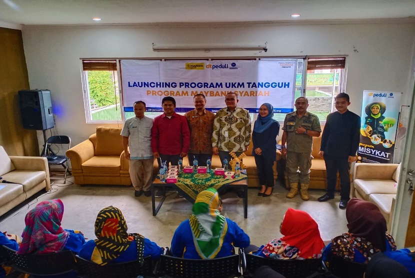 Para penerima manfaat program Tangguh yang dilaunching Maybank Syariah adalah anggota binaan DT Peduli Bandung