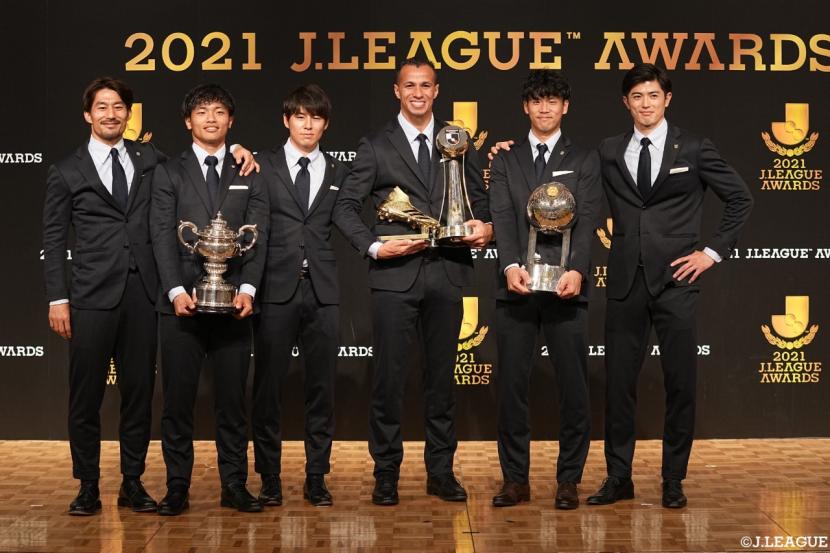 Para penerima penghargaan individual Meiji Yasuda J1 League 2021.