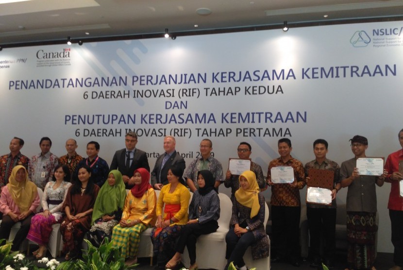 Para penerima program RIF tahap pertama menerima sertifikat di Hotel Ayana Midplaza, Jakarta, Kamis (25/4).