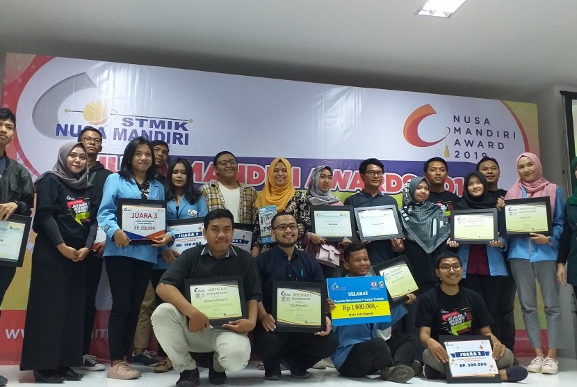 Para peneriman penghargaan Nusa Mandiri Award 2019.