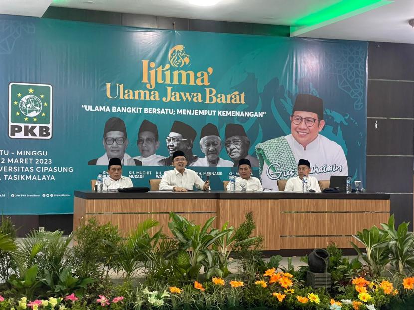 Para pengasuh pesantren, kiai, bu nyai, dan ajengan anom menggelar Ijtima Ulama se-Jawa Barat, di Universitas Cipasung, Tasikmalaya, Jawa Barat, Ahad (12/3).