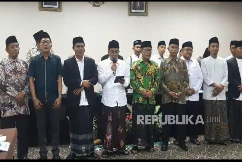 Para pengasuh pondok pesantren dan kiai di Jawa Barat (Jabar) memberikan dukungan terhadap Paslon nomor urut empat Kang Dedi Mulyadi (KDM)-Erwan Setiawan