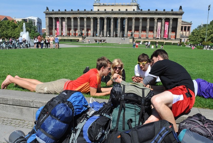Para pengelana backpacker sedang menikmati suasana Berlin, Jerman.