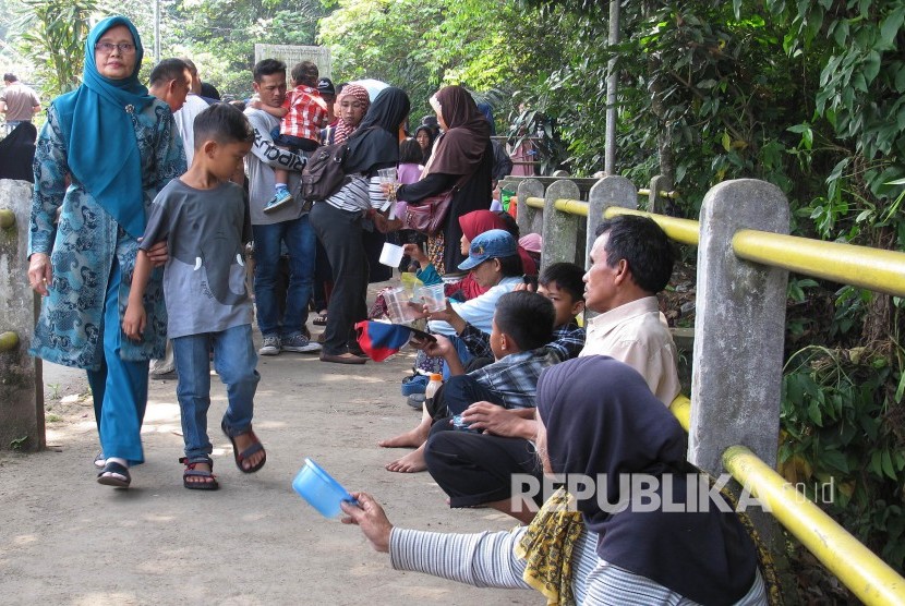 Para pengemis meminta sedekah di Tempat Pemakaman Umum (TPU) Cikutra, Kota Bandung, Kamis (6/6).