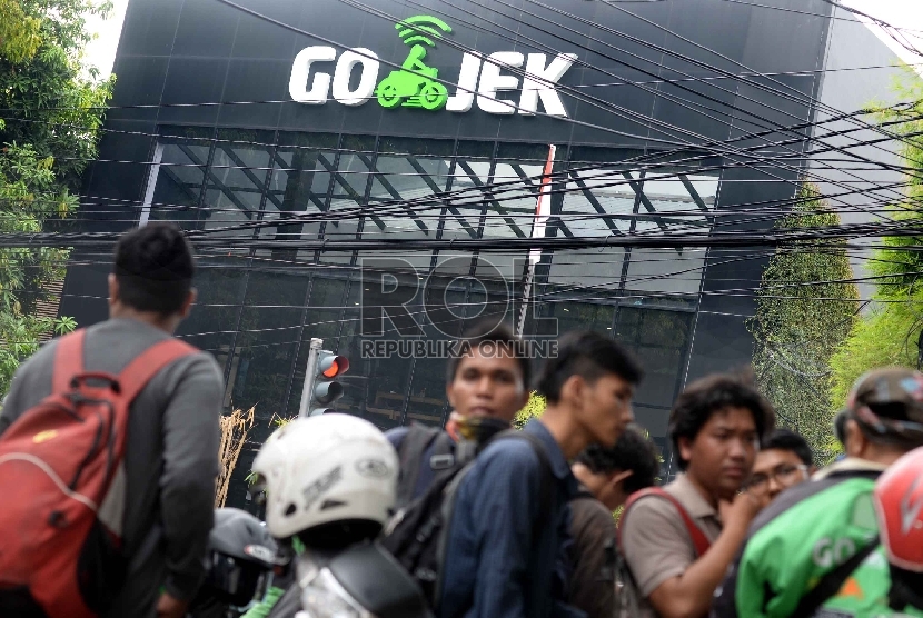 Para pengemudi berkumpul di kantor pusat Gojek, Kemang, Jaksel.
