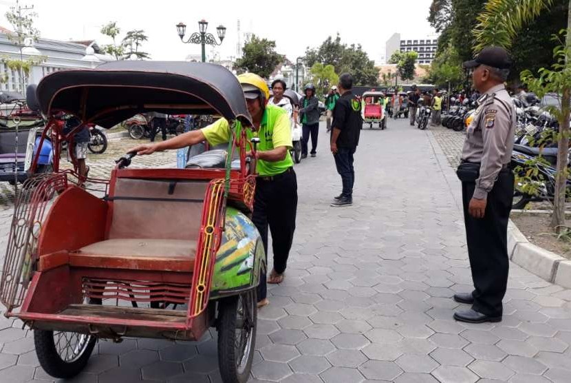 Para pengemudi betor saat mengeluarkan becak motornya dari kompleks Kepatihan Yogyakarta. 