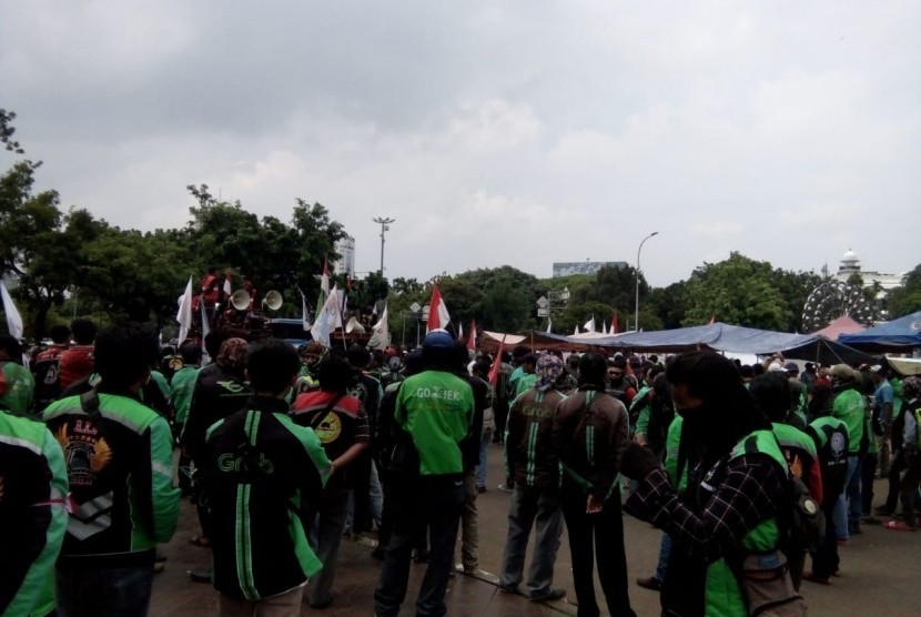 Para pengemudi ojek daring gelar aksi damai di Taman Aspirasi, Monas, Jakarta Pusat, Selasa (15/1).