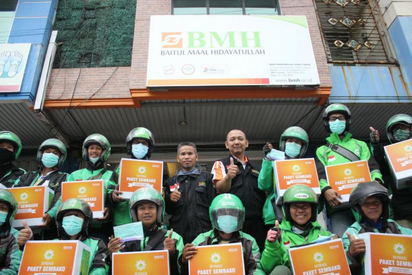 Para pengemudi ojek online di Surabaya menerima bantuan paket sembako dari BMH.