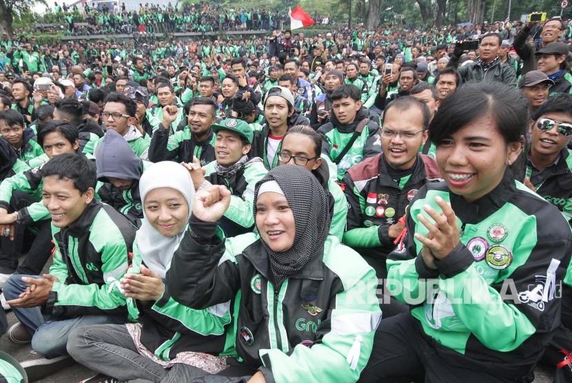 Para pengemudi perempuan ikut serta pada aksi ribuan pengemudi transportasi berbasis aplikasi online di depan Gedung Sate, Kota Bandung, Senin (16/10).