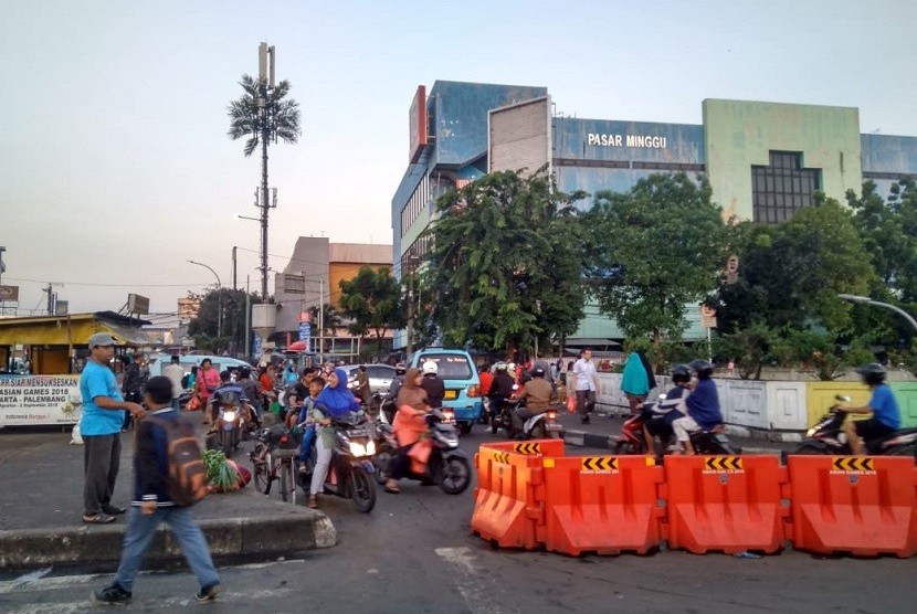 Para pengendara motor yang melawan arus di pertigaan jalan yang mempertemukan Jalan Raya Pasar Minggu dan Jalan Raya Ragunan.