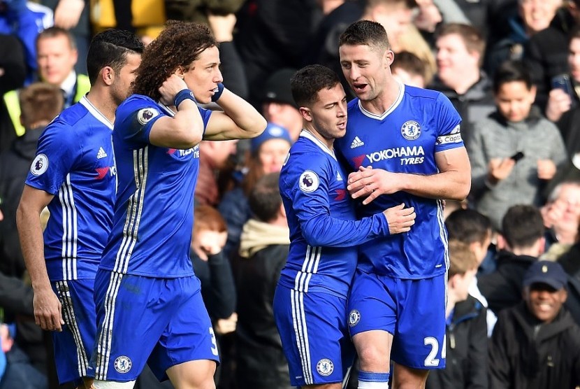 Para penggawa Chelsea merayakan gol ke gawang Arsenal dalam derbi London, Sabtu (4/2). Chelsea memantapkan kemenangan 3-1 atas Arsenal.