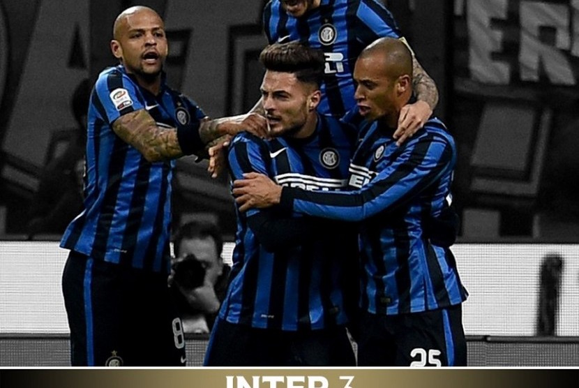 Para penggawa Inter Milan merayakan kemenangan 3-1 atas Sampdoria pada pekan ke-25 Serie A, Ahad (21/2) dini hari.