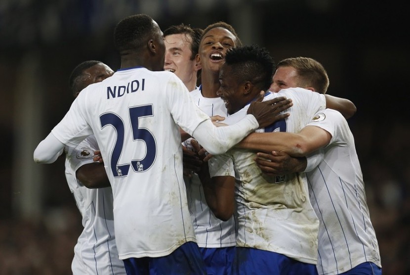 Para penggawa Leicester City merayakan gol saat mengalahkan tuan rumah Everton di Goodison Park, Ahad (8/1) dini hari dengan skor tipis 2-1.