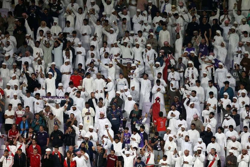 Para penggemar Al Ain merayakan kemenangan.