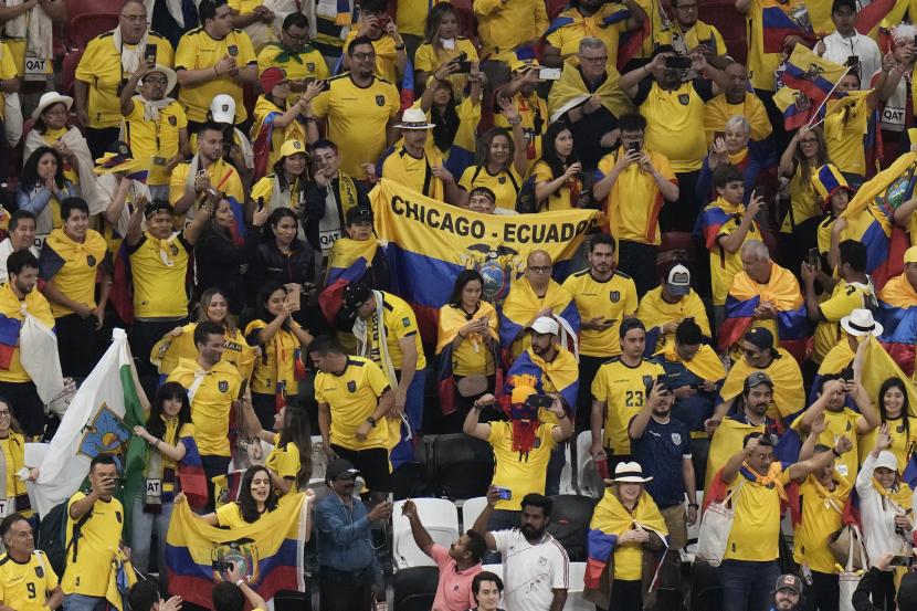 Para penggemar Ekuador merayakan setelah pertandingan sepak bola grup A Piala Dunia antara Qatar dan Ekuador di Stadion Al Bayt di Al Khor, Qatar, Ahad, 20 November 2022. 