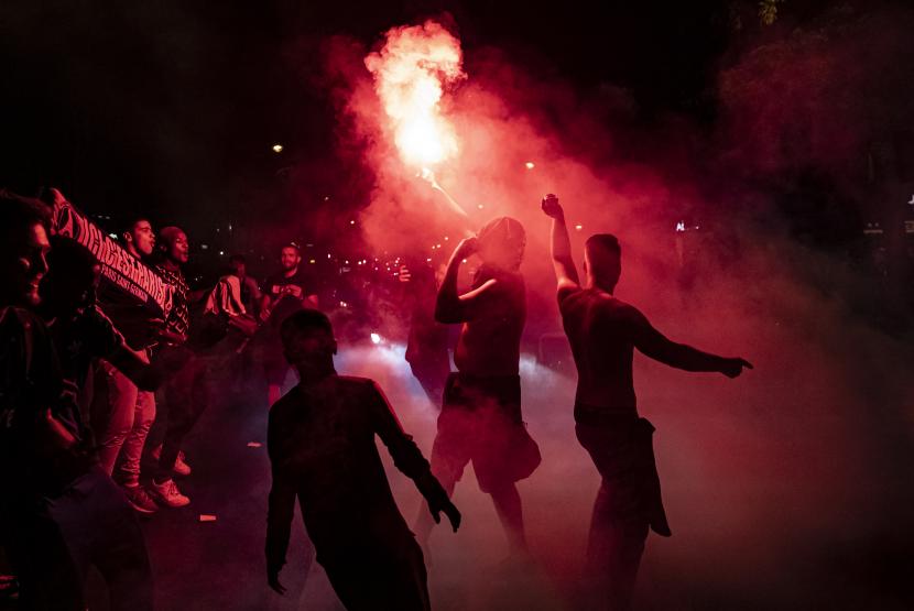 Para penggemar PSG di Paris, Prancis merayakan keberhasilan tim kesayangannya lolos ke final Liga Champions, Rabu (19/8).