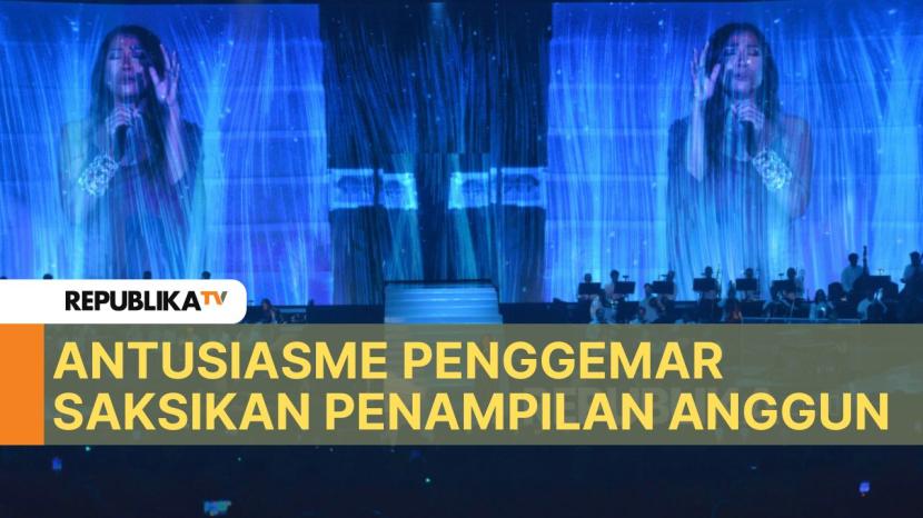 Para penggemar sangat antusias dengan konser Anggun. 