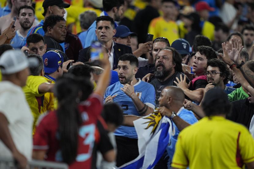 Para penggemar Uruguay bentrok dengan sebagian pendukung Kolombia selepas laga semifinal Copa America 2024 antara Kolombia vs Uruguay, Kamis (11/7/2024) pagi WIB.