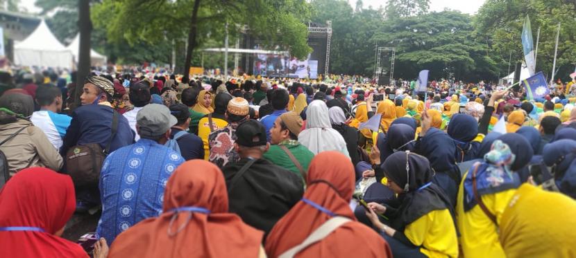 Para penggembira Muktamar Muhammadiyah-'Aisyiyah menyaksikan acara pembukaan melalui videotron.