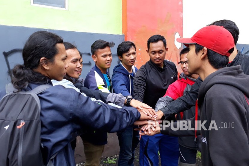 Para penggiat alam di Sukabumi yang bersiap mendaki 14 puncak gunung di Jawa Barat dalam waktu 104 jam dalam rangka memperingati hari jadi Kota Sukabumi ke-104, Jumat (9/3).
