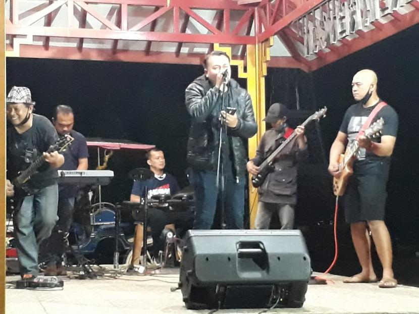 Para penggiat seni musik di Kota Sukabumi mencoba bangkit dari dampak pandemi dengan menggelar pertunjukkan terbatas dan protokol kesehatan, Sabtu (19/9) malam