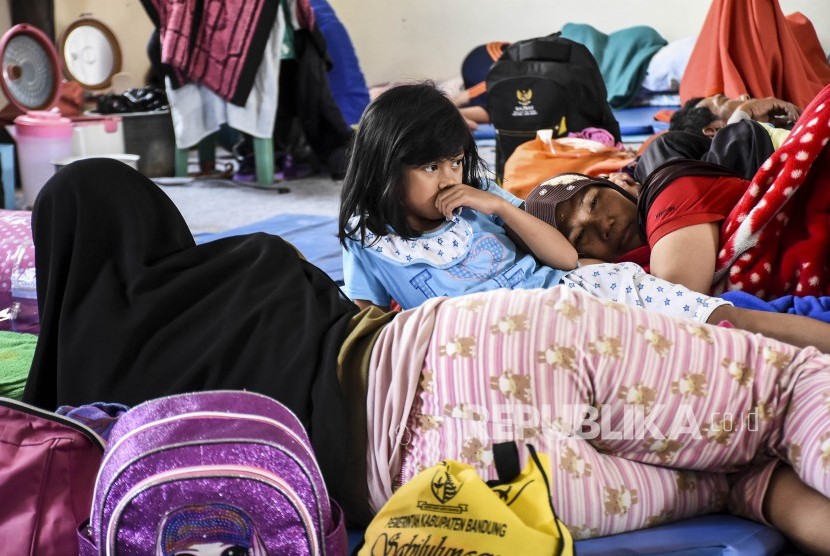 Para pengungsi akibat banjir Sungai Citarum menempati Aula Desa Dayeuhkolot, Kecamatan Dayeuhkolot, Kabupaten Bandung 