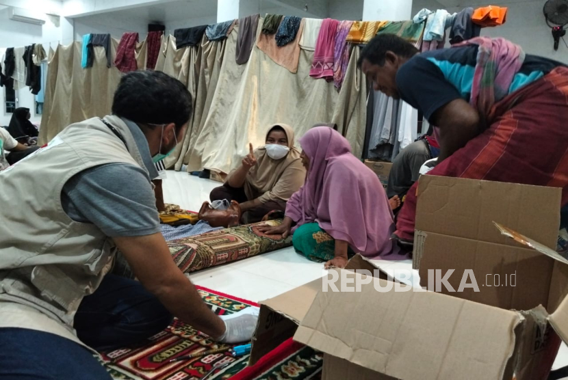 Para pengungsi banjir Pidie Jaya, Aceh, tinggal sementara di Menasah Lhok, Desa Lhok. Sekitar tujuh puluh lima keluarga tinggal berdesak-desakan di pengungsian. Kepada Desa Lhok Rachmadi mengatakan para pengungsi membersihkan rumah mereka pada siang hari dan para ke pengungsian pada malam hari, Senin (1/12/2025).