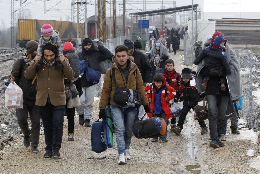 Para pengungsi menuju perbatasan Serbia, di dekat desa Macedonia utara Tabanovce, Selasa, 26 Januari, 2016.