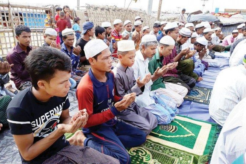 Para pengungsi Rohingya di Bangladesh melaksanakan Shalat Idul Fitri di masjid kecil di kamp-kamp kumuh.