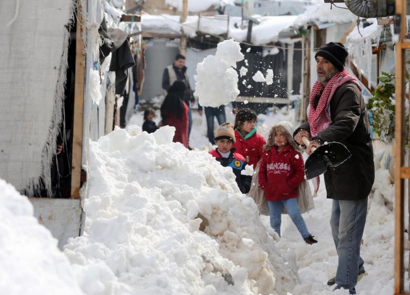 Warga Timteng Merasa Hidup Lebih Buruk Sejak Arab Spring. Para pengungsi Suriah di kamp perbatasan dengan Lebanon sangat menderita di musim dingin.
