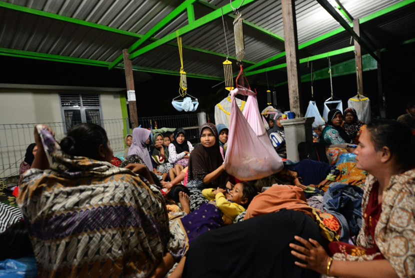  Para pengungsi tidur di masjid Jamie' di kecamatan Ulim, Pidie Jaya, Aceh, Kamis (12/8) dinihari. Mereka tidur di halaman masjid dan bagian-bagian masjid, seperti tempat wudhu.