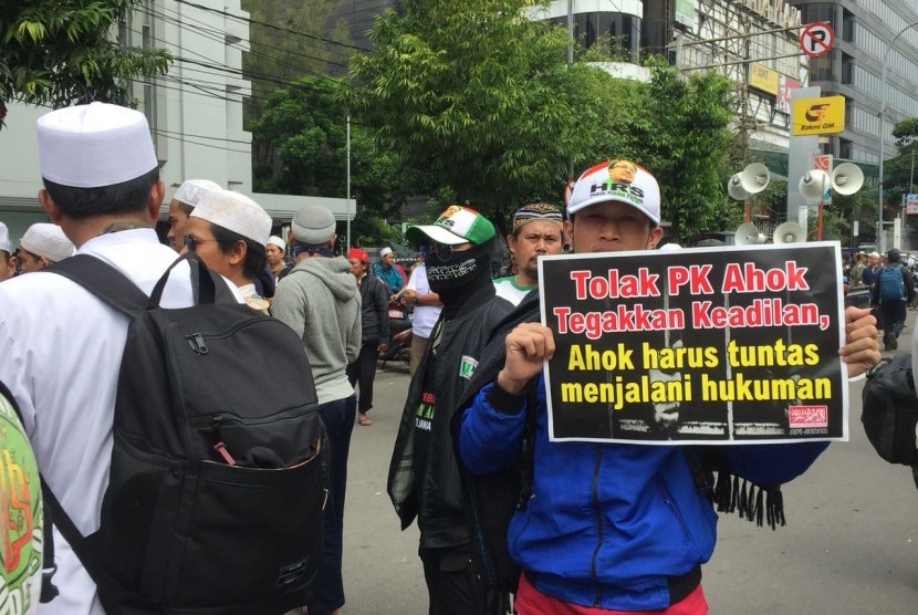 Para pengunjuk rasa di depan Pengadilan Negeri Jakarta Pusat yang menggelar sidang Peninjauan Kembali (PK) Basuki Tjahaja Purnama alias Ahok, Senin (26/2).