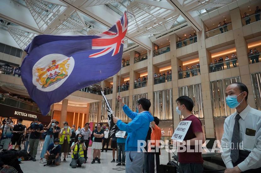 Para pengunjuk rasa melakukan aksi protes di sebuah pusat perbelanjaan di Hong Kong, Selasa (9/6). China akan dibawa ke Mahkamah Internasional atas UU Keamanan Hong Kong. Ilustrasi.