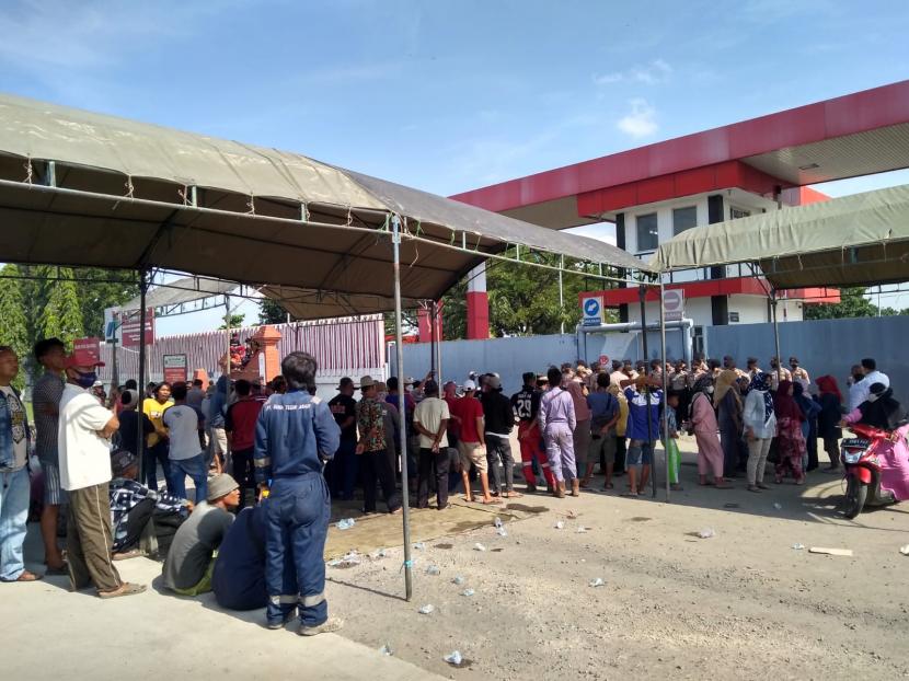 Para pengunjuk rasa memasang tenda di depan pintu gerbang utama Pertamina Integrated Terminal Balongan Indramayu, Senin (28/3/2022). Aksi itu dilakukan untuk menuntut ganti rugi pencemaran solar di perairan Balongan.