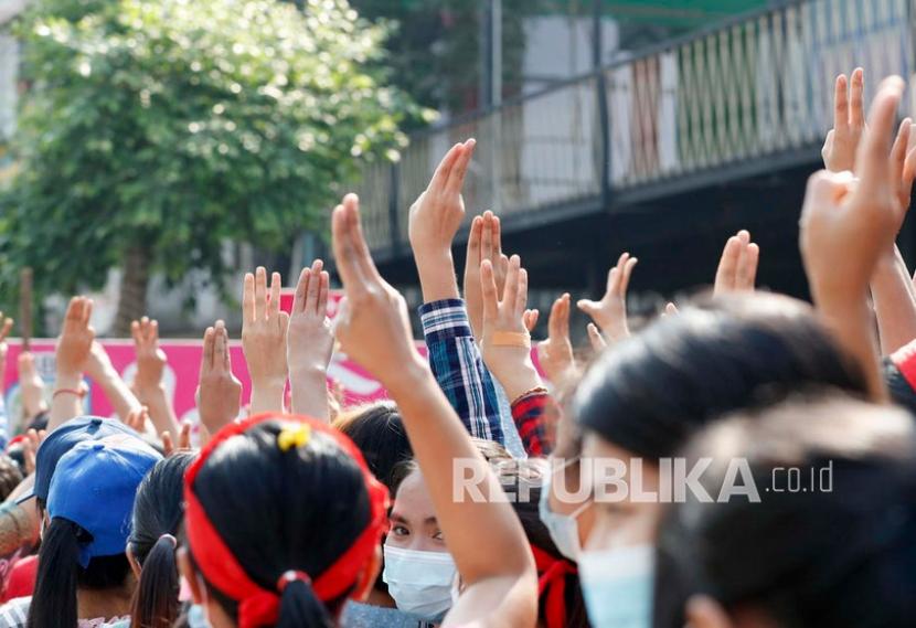  Para pengunjuk rasa memberikan hormat tiga jari, simbol perlawanan, saat mereka berdemonstrasi menentang kudeta militer, di Yangon, Myanmar, Sabtu (6/2). Ribuan orang mengambil bagian dalam protes terhadap kudeta militer di Yangon 