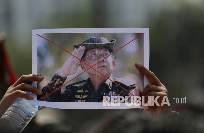  Para pengunjuk rasa memegang potret Jenderal Senior Kudeta Min Aung Hlaing selama protes di Yangon, Myanmar, Sabtu (6/2).  Ribuan orang mengambil bagian dalam protes terhadap kudeta militer di Yangon.