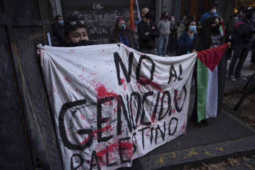 Para pengunjuk rasa memegang spanduk bertuliskan dalam bahasa Spanyol, Tidak untuk genosida Palestina, selama demonstrasi melawan Israel dan untuk mendukung warga Palestina, di Buenos Aires, Argentina, pada hari Senin, 17 Mei 2021.