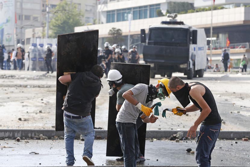  Para pengunjuk rasa mempersiapkan bom molotov saat aksi unjuk rasa di Taksim Square di Istanbul,Turki, Selasa (11/6).     (Reuters/Murad Sezer)