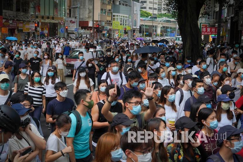  Para pengunjuk rasa menentang undang-undang keamanan nasional yang baru berbaris pada hari peringatan penyerahan Hong Kong ke Cina dari Inggris di Hong Kong, Rabu, Juli. 1, 2020. Hong Kong menandai peringatan 23 tahun penyerahannya ke Cina pada tahun 1997, dan hanya satu hari setelah Cina memberlakukan undang-undang keamanan nasional yang menindak protes di wilayah tersebut. 