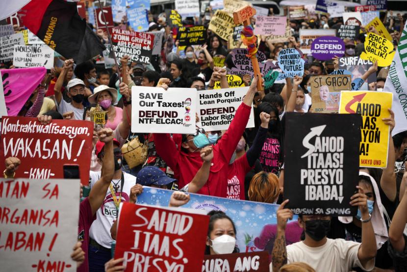Para pengunjuk rasa meneriakkan slogan-slogan saat unjuk rasa memperingati Hari Hak Asasi Manusia Internasional, Sabtu, 10 Desember 2022, di dekat istana kepresidenan Malacanang di Manila, Filipina. Ratusan orang berbaris di ibukota Filipina pada hari Sabtu memprotes apa yang mereka katakan sebagai meningkatnya jumlah pembunuhan di luar hukum dan ketidakadilan lainnya di bawah pemerintahan Presiden Ferdinand Marcos Jr.
