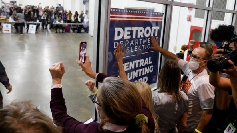 Para pengunjuk rasa menggedor kaca di luar ruangan tempat penghitungan suara yang tidak hadir untuk pemilihan umum 2020, 4 November 2020 di Detroit, Michigan.