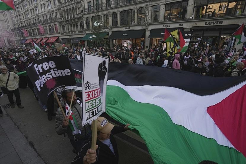 Para pengunjuk rasa menghadiri demonstrasi pro Palestina di London, Sabtu, 14 Oktober 2023. Tuan rumah Kampanye Solidaritas Palestina melakukan pawai untuk mendukung warga Palestina yang terjebak dalam perang antara Israel dan Hamas. (Foto AP/Kin Cheung)