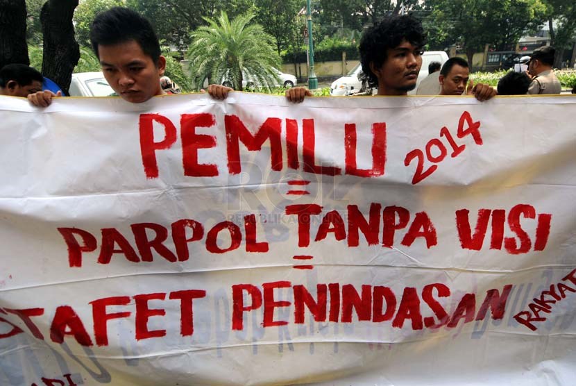    Para pengunjuk rasa mengkritisi parpol peserta Pemilu di depan gedung Komisi Pemilihan Umum (KPU), Jakarta, Kamis (27/3).  (Republika/Aditya Pradana Putra)
