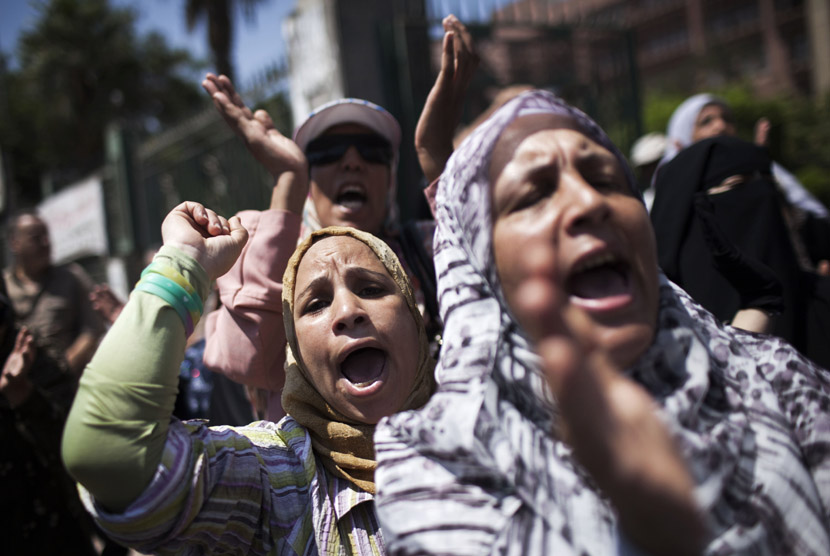  Para pengunjuk rasa pendukung Presiden Muhammad Mursi meneriakkan slogan  melawan militer Mesir dalam aksi unjuk rasa di dekat masjid Al-Nour di Kairo, Jumat (23/8).   (AP/Manu Brabo)