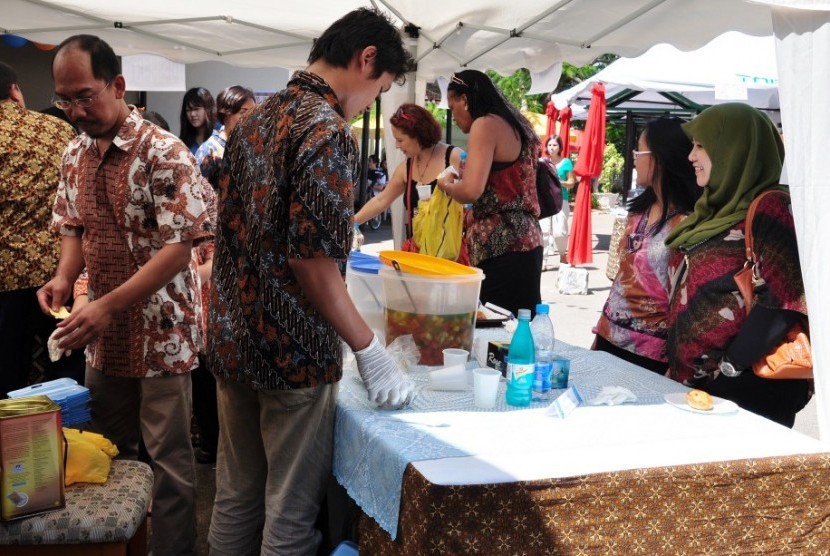 Para pengunjung berasal dari komunitas diplomatik, expatriate, diaspora Indonesia dan masyarakat setempat. Beberapa di antaranya mengenakan pakaian Batik dan pernah berkunjung/bertugas di Indonesia, serta ingin kembali berkunjung ke Indonesia.